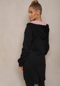 Renee - Czarna Bluza Długa z Kapturem Ozdobionym Napisami Sinellina. Okazja: na co dzień. Typ kołnierza: kaptur. Kolor: czarny. Materiał: jeans. Długość: długie. Wzór: aplikacja, napisy. Styl: casual #3