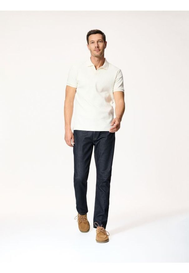 Reserved - Koszulka polo slim w prążek - złamana biel. Typ kołnierza: polo. Materiał: bawełna, dzianina. Wzór: prążki