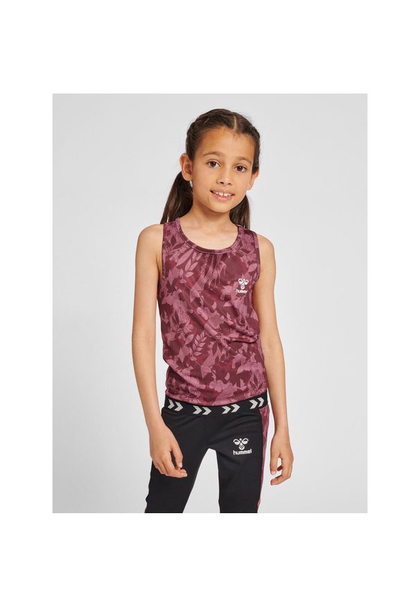 Koszulka dla dziewczynki Hummel Nanna. Kolor: fioletowy, wielokolorowy, różowy. Materiał: poliester, jersey. Wzór: jednolity. Sport: piłka nożna