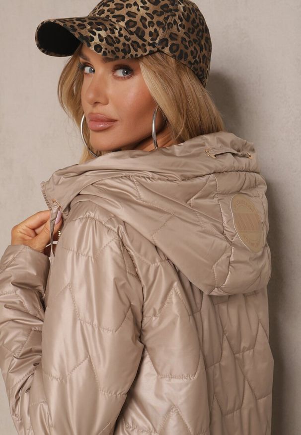 Renee - Ciemnobeżowa Pudełkowa Kurtka z Pikowanymi Przeszyciami i Kapturem Telaniela. Okazja: na spacer, do pracy, na co dzień, na spotkanie biznesowe. Kolor: beżowy. Materiał: jeans, materiał. Długość rękawa: długi rękaw. Długość: długie. Styl: elegancki, casual, biznesowy