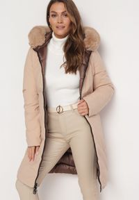 Born2be - Brązowa Pikowana Kurtka Dwustronna przed Kolano z Kapturem i Futerkiem Niragres. Typ kołnierza: kaptur. Kolor: brązowy. Materiał: futro. Wzór: aplikacja #2