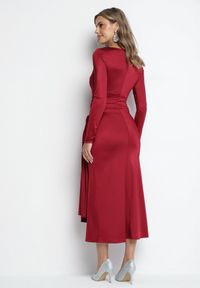 Born2be - Bordowa Sukienka Koktajlowa Ozdobiona Wiązaniem i Wycięciem Vamizola. Okazja: na co dzień. Kolor: czerwony. Wzór: aplikacja. Typ sukienki: proste. Styl: wizytowy #3