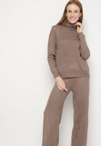 Born2be - Ciemnobeżowy Dzianinowy Komplet z Wełną i Bawełną Spodnie i Sweter z Golfem Errele. Kolor: beżowy. Materiał: dzianina, wełna, bawełna #2