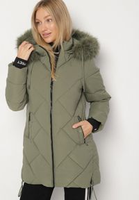 Born2be - Ciemnozielona Pikowana Kurtka z Kapturem z Futrem i Ściągaczami przy Rękawach Dacce. Okazja: na co dzień. Typ kołnierza: kaptur. Kolor: zielony. Materiał: futro. Styl: casual #6