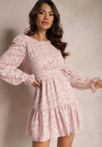 Renee - Różowa Rozkloszowana Sukienka Mini z Tkaniny Plumeti Marsane. Typ kołnierza: kołnierz z falbankami. Kolor: różowy. Materiał: tkanina. Typ sukienki: rozkloszowane. Długość: mini #5