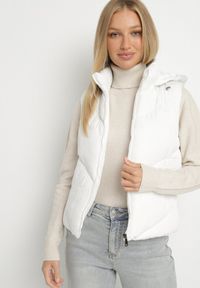 Born2be - Biała Klasyczna Kamizelka z Pikowanymi Przeszyciami i Kapturem Ollera. Okazja: na co dzień. Typ kołnierza: kaptur. Kolor: biały. Materiał: jeans. Styl: klasyczny #6