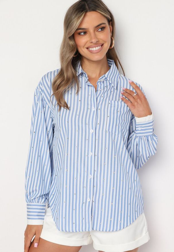 Born2be - Niebieska Klasyczna Koszula w Paski na Guziki z Cyrkoniami Delfea. Okazja: na co dzień. Kolor: niebieski. Materiał: jeans. Długość rękawa: długi rękaw. Długość: długie. Wzór: paski. Styl: klasyczny