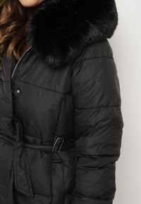 Born2be - Czarna Pikowana Kurtka z Kapturem i Odpinanym Futrem z Paskiem w Tali Siamirae. Okazja: na co dzień. Typ kołnierza: kaptur. Kolor: czarny. Materiał: futro. Styl: casual, elegancki #7