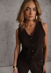 Renee - Brązowy Komplet z Teksturowanej Tkaniny Kamizelka i Spodnie z Gumką w Pasie Tharin. Kolor: brązowy. Materiał: tkanina #8