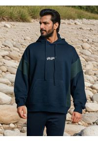 Sinsay - Bluza hoodie color-block - granatowy. Kolor: niebieski