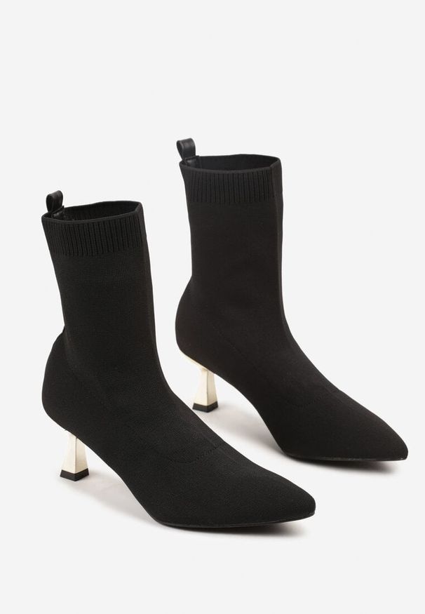 Born2be - Czarno-Złote Botki Vices na Metalicznej Szpilce Kaczuszce ze Skarpetową Cholewką Vamige. Okazja: na co dzień. Kolor: czarny. Materiał: jeans. Szerokość cholewki: normalna. Obcas: na szpilce. Styl: klasyczny, casual