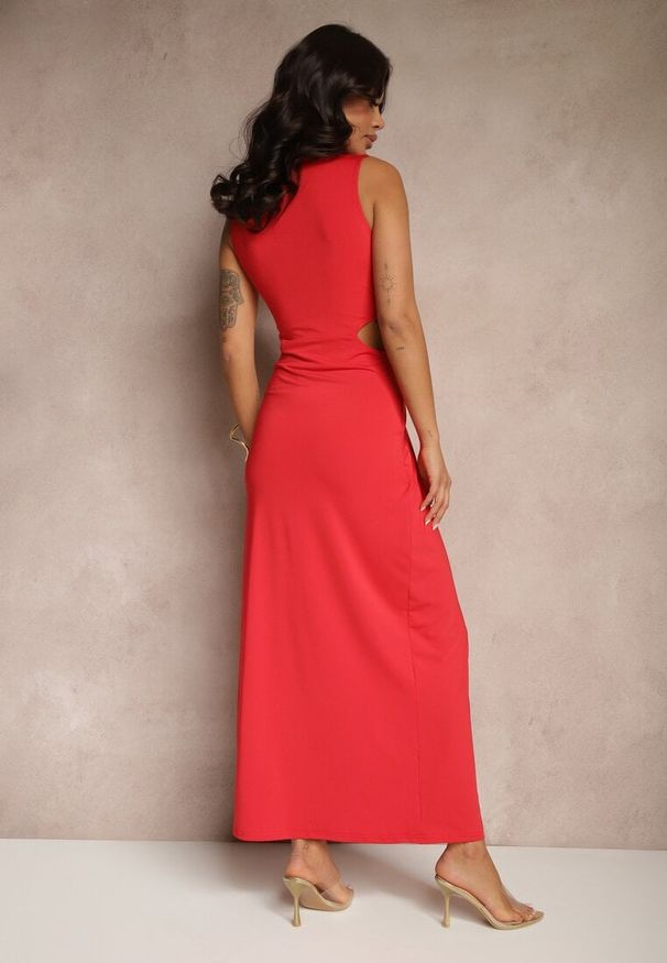 Renee - Czerwona Sukienka z Wiskozą Metalową Ozdobą i Wycięciami po Bokach Odivane. Kolor: czerwony. Materiał: wiskoza. Wzór: aplikacja