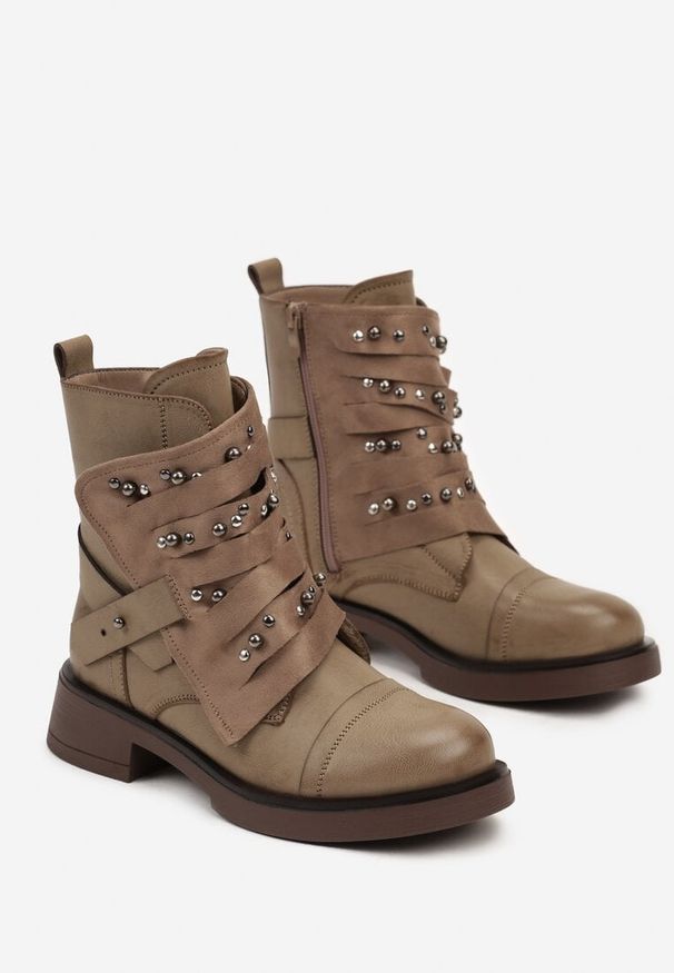 Born2be - Ciemnobeżowe Streetwearowe Botki z Naszywką Nitami i Paskami Rorista. Okazja: na co dzień. Zapięcie: pasek. Kolor: beżowy. Materiał: jeans. Wzór: aplikacja. Obcas: na obcasie. Styl: elegancki, rockowy, casual. Wysokość obcasa: średni
