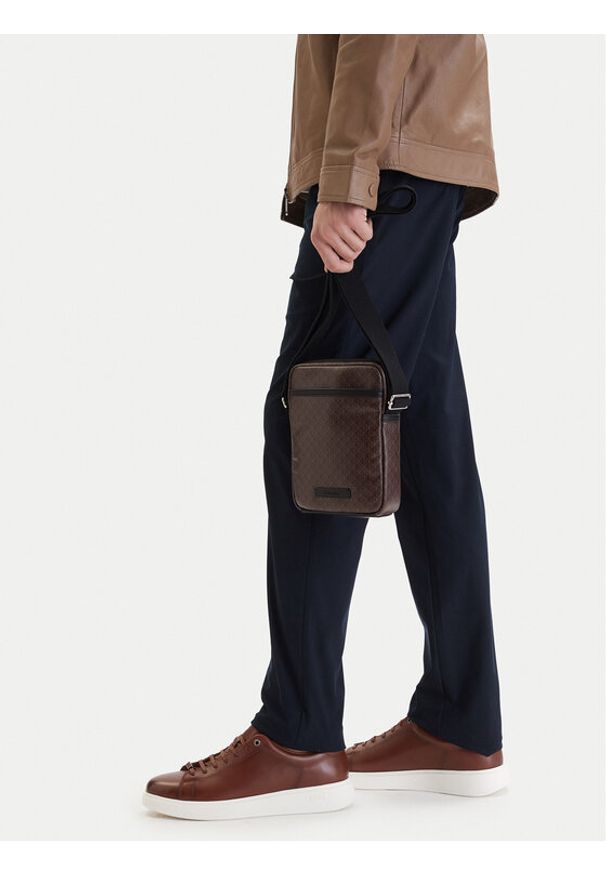 Calvin Klein Saszetka Emblem Aop Coated Slim Reporter LV04D3334G Brązowy. Kolor: brązowy. Materiał: skóra