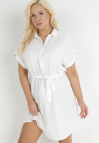 Born2be - Biała Koszulowa Sukienka z Krótkim Rękawem i Wiązaniem w Pasie Mistie. Kolekcja: plus size. Kolor: biały. Materiał: materiał. Długość rękawa: krótki rękaw. Wzór: gładki. Sezon: wiosna, lato. Typ sukienki: koszulowe. Długość: midi #3