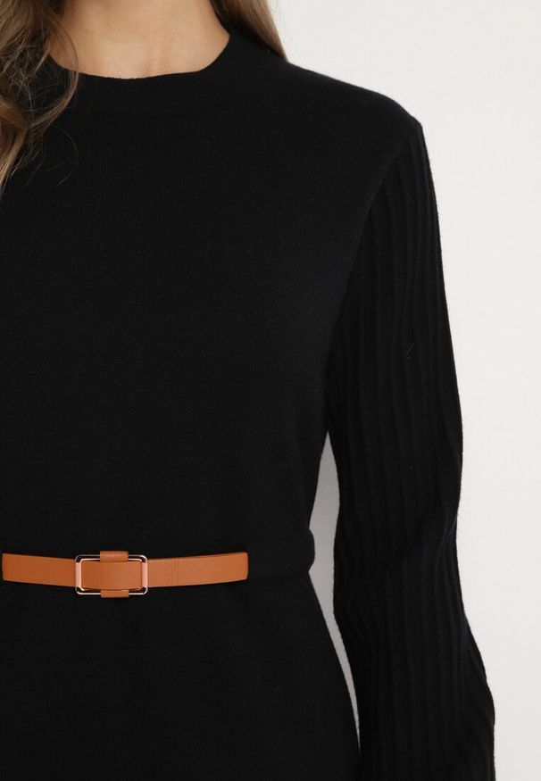 Born2be - Czarna Sukienka z Wiskozą Ozdobiona Plisowanymi Rękawami i Paskiem Daikari. Okazja: na co dzień. Kolor: czarny. Materiał: wiskoza. Wzór: aplikacja. Styl: casual