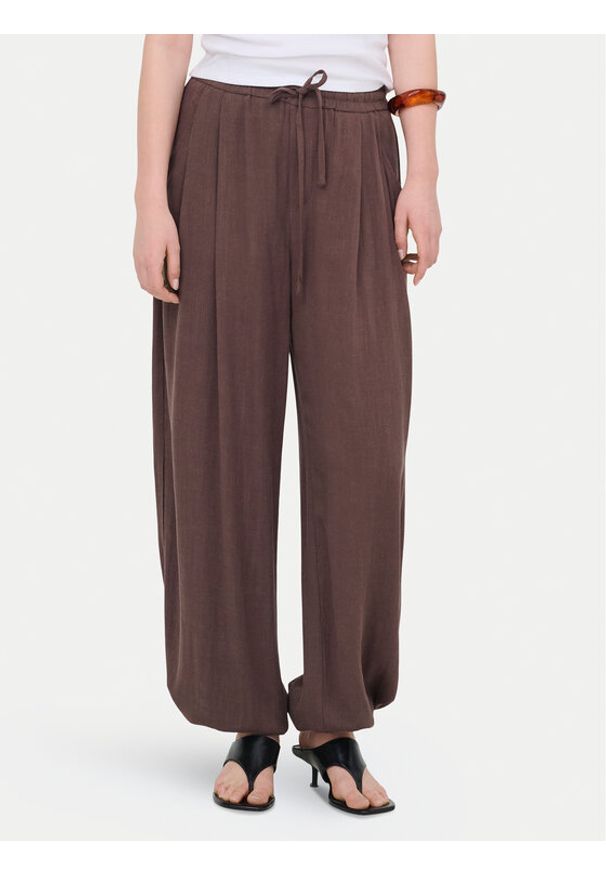 only - ONLY Spodnie materiałowe Siesta 15373197 Brązowy Regular Fit. Kolor: brązowy. Materiał: wiskoza