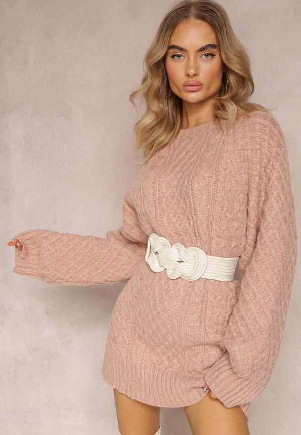 Renee - Różowy Długi Sweter Ozdobiony Drobnym Splotem Killoe. Kolor: różowy. Materiał: jeans. Długość: długie. Wzór: aplikacja, ze splotem