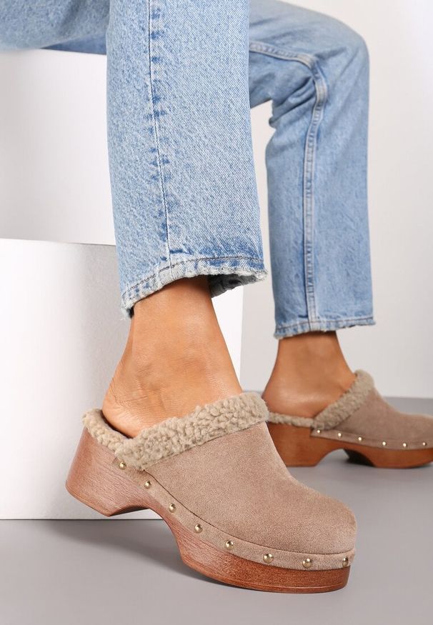 Born2be - Ciemnobeżowe Klapki Typu Mule na Grubej Podeszwie z Barankiem i Ćwiekami Cretinea. Okazja: na co dzień. Kolor: beżowy. Materiał: jeans. Wzór: aplikacja. Sezon: jesień. Styl: elegancki, casual