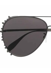 Alexander McQueen - ALEXANDER MCQUEEN - Czarne okulary przeciwsłoneczne. Kolor: czarny. Materiał: materiał. Wzór: aplikacja
