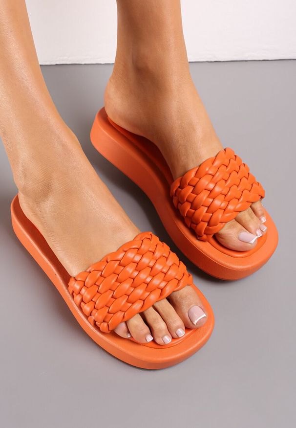 Renee - Pomarańczowe Klapki Ozdobione Szeroką Plecionką na Pasku Savita. Kolor: pomarańczowy. Wzór: aplikacja