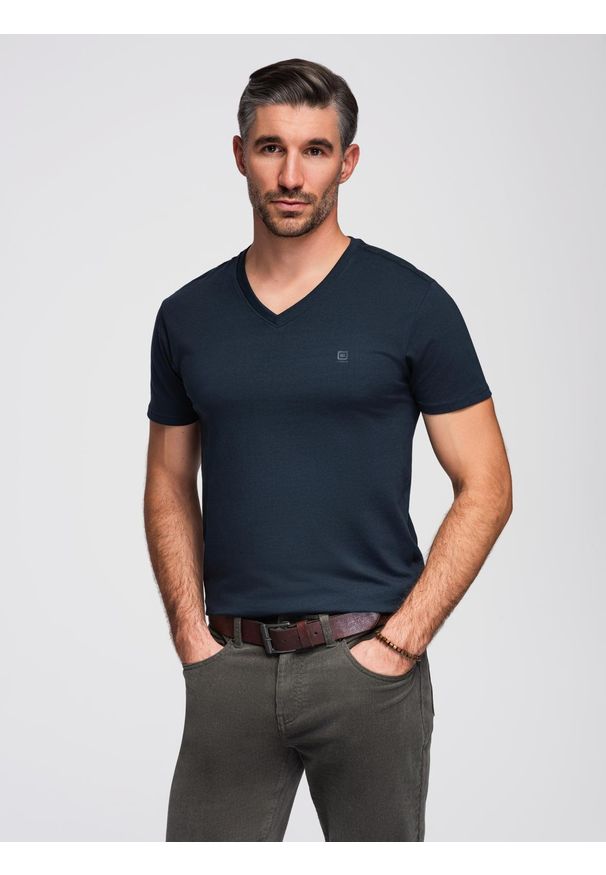 Ombre Clothing - T-shirt męski V-NECK z elastanem - granatowy V2 - Rozmiar: L. Typ kołnierza: dekolt w kształcie V. Kolor: niebieski. Materiał: elastan. Długość rękawa: krótki rękaw. Długość: krótkie. Wzór: nadruk. Styl: klasyczny