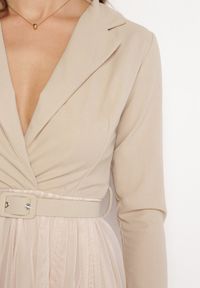 Born2be - Jasnobeżowa Kopertowa Sukienka Mini z Paskiem i Tiulem na Dole Anaida. Kolor: beżowy. Materiał: tiul. Wzór: aplikacja. Typ sukienki: kopertowe. Długość: mini #2