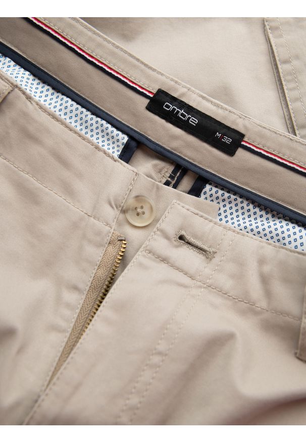 Ombre Clothing - Męskie jednokolorowe szorty z kieszeniami cargo – beżowe V3 OM-SRCG-0133 - XXL. Okazja: na co dzień. Kolor: beżowy. Materiał: poliester, materiał, bawełna, elastan. Długość: krótkie. Wzór: aplikacja, haft, gładki, jednolity. Sezon: lato. Styl: wakacyjny, casual