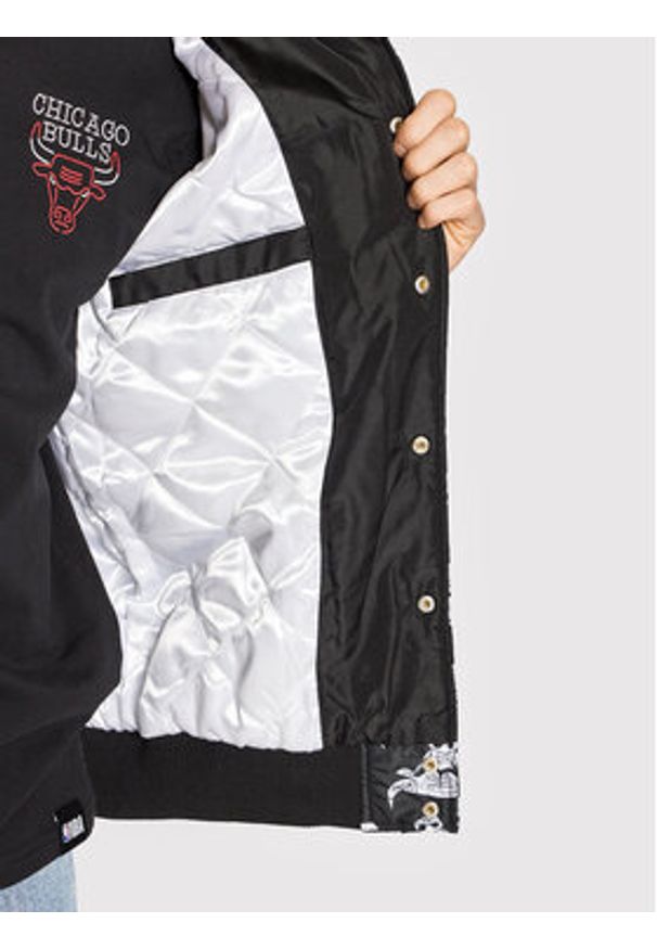 New Era Kurtka bomber Chicago Bulls All Over Logo 12893178 Czarny Regular Fit. Kolor: czarny. Materiał: syntetyk