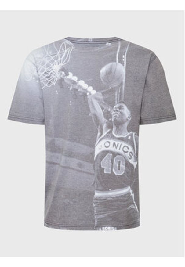 Mitchell & Ness T-Shirt TCRW3401 Szary Regular Fit. Kolor: szary. Materiał: syntetyk
