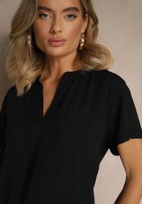 Renee - Czarna Bluzka z Wiskozy z Dekoltem w Serek Savelae. Okazja: na co dzień. Typ kołnierza: dekolt w serek. Kolor: czarny. Materiał: wiskoza. Styl: klasyczny, casual