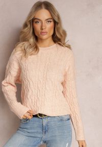 Renee - Jasnopomarańczowy Sweter z Okrągłym Dekoltem i Splotem w Warkocze Dawnitta. Kolor: pomarańczowy. Materiał: dzianina, tkanina. Długość rękawa: długi rękaw. Długość: długie. Wzór: ze splotem. Styl: klasyczny #4