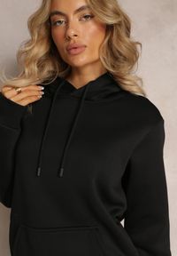 Renee - Czarna Bluza z Kapturem i Sznurkami oraz Kieszenią Wykończona Ściągaczami Vrokira. Typ kołnierza: kaptur. Kolor: czarny. Materiał: bawełna. Styl: sportowy, klasyczny #4
