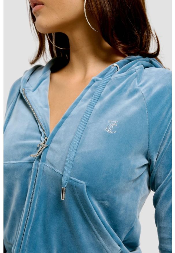 Juicy Couture - JUICY COUTURE Niebieska damska bluza Madison Hoodie. Typ kołnierza: kaptur. Kolor: niebieski. Materiał: materiał, poliester, elastan. Wzór: aplikacja. Styl: elegancki