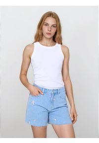 Sinsay - Jeansowe bermudy mid waist z haftowanymi kwiatkami - niebieski. Kolor: niebieski. Materiał: jeans. Wzór: kwiaty, haft #1