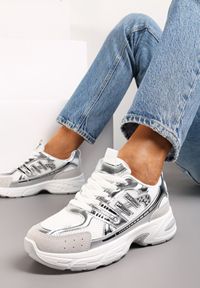 Renee - Srebrne Sneakersy na Grubej Podeszwie Ozdobione Przeszyciami Linarei. Kolor: srebrny. Wzór: aplikacja #1