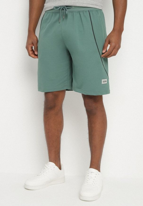 Born2be - Zielone Dresowe Szorty Bermudy z Ozdobnymi Przeszyciami Nitarria. Okazja: na co dzień. Kolor: zielony. Materiał: dresówka. Styl: sportowy, klasyczny, elegancki, casual