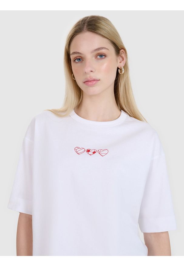 4f - 4F T-shirt oversize z nadrukiem damski - biały XS. Okazja: na co dzień. Kolor: biały. Materiał: jersey, bawełna, dzianina. Długość rękawa: krótki rękaw. Długość: krótkie. Wzór: nadruk. Styl: sportowy, klasyczny, casual