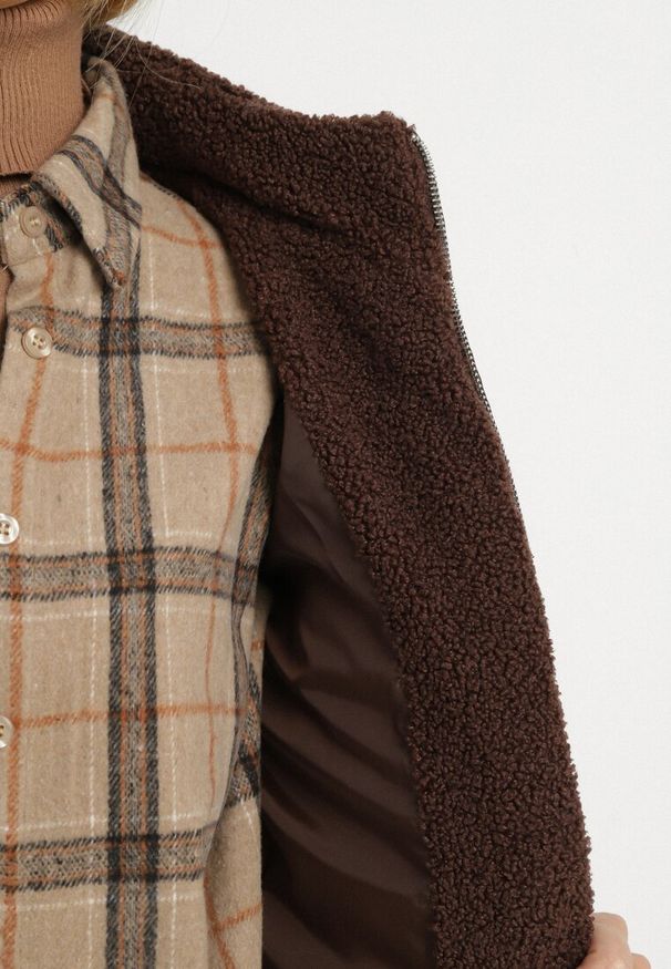 Born2be - Brązowa Futrzana Kurtka Pikowana w Stylu Baranka Olettana. Okazja: na co dzień. Kolor: brązowy. Materiał: futro. Styl: casual