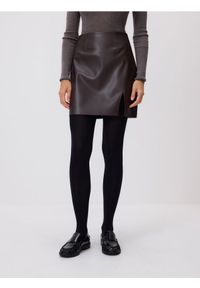 Reserved - Spódnica mini z imitacji skóry - brązowy. Kolor: brązowy. Materiał: skóra #1