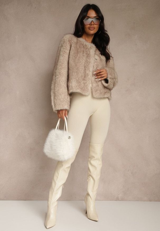 Renee - Beżowa Kurtka Futerko o Prostym Fasonie z Okrągłym Dekoltem Iddane. Okazja: na imprezę, na co dzień. Kolor: beżowy. Materiał: futro. Styl: wizytowy, casual, elegancki