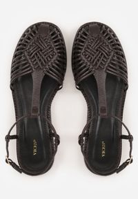 Born2be - Brązowe Płaskie Sandały VICES z Paskiem w Kształcie T i Zakrytym Noskiem Ciradyl. Okazja: na co dzień, do pracy, na spotkanie biznesowe. Zapięcie: pasek. Kolor: brązowy. Materiał: jeans, len. Styl: casual, biznesowy #4