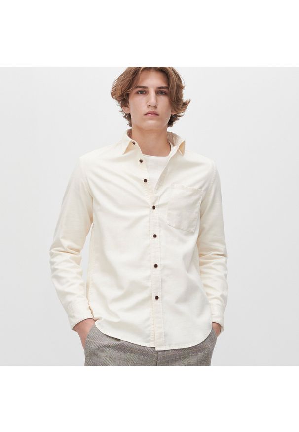 Reserved - Koszula regular z bawełny i wiskozy - Kremowy. Kolor: kremowy. Materiał: bawełna, wiskoza
