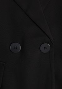 Renee - Czarna Pudełkowa Marynarka Dwurzędowa z Ozdobnymi Kieszeniami Salobine. Okazja: na co dzień, na spotkanie biznesowe, do pracy. Kolor: czarny. Styl: casual, biznesowy, elegancki #6