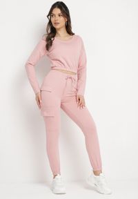 Born2be - Różowy Komplet Dresowy z Krótką Bluzą i Spodniami Bojówkami Dilenna. Kolor: różowy. Materiał: dresówka #1
