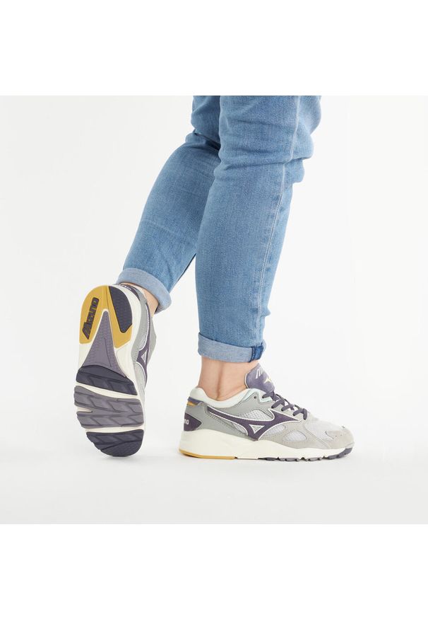 Buty Mizuno Sky Medal S. Kolor: szary. Styl: sportowy. Sport: turystyka piesza