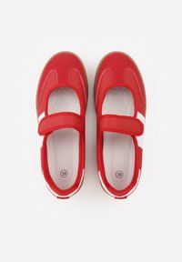 Born2be - Czerwone Tenisówki w Stylu Balerinek z Zapięciem na Rzep Talwan. Okazja: na co dzień, na spacer. Zapięcie: rzepy. Kolor: czerwony. Materiał: jeans. Styl: sportowy, casual, elegancki #7