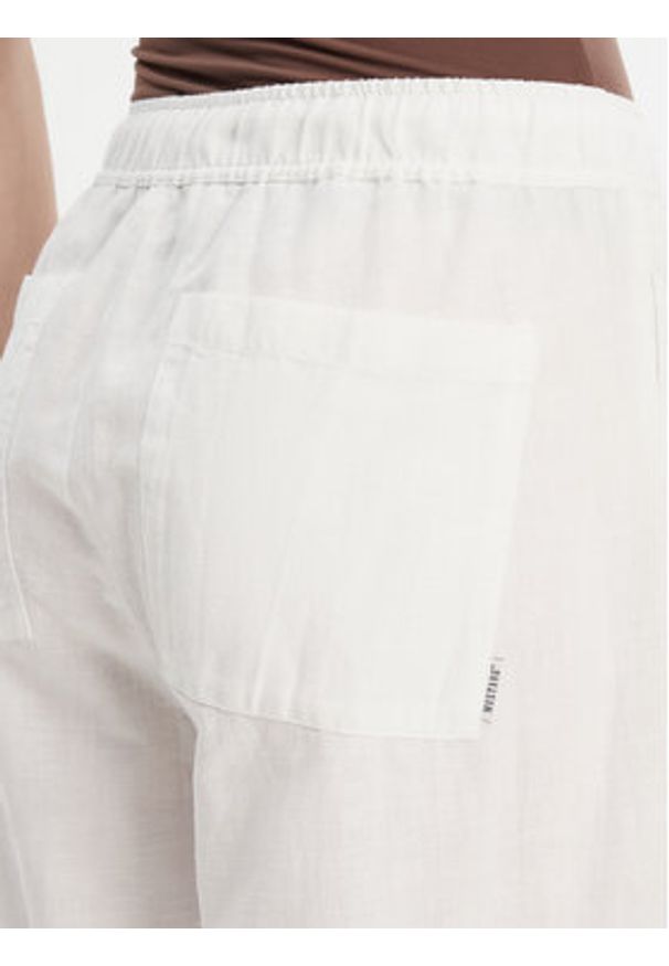 Mustang Spodnie materiałowe Tuscaloosa 1016583 Biały Wide Fit. Kolor: biały. Materiał: bawełna