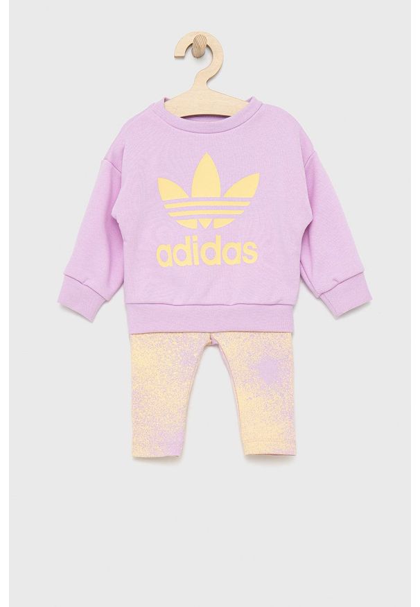 adidas Originals komplet dziecięcy kolor fioletowy. Kolor: fioletowy. Materiał: materiał. Wzór: nadruk