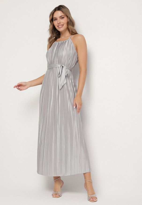 Born2be - Szara Plisowana Sukienka na Cienkich Ramiączkach Wiązana w Talii Virsea. Okazja: na ślub cywilny, na wesele, na studniówkę. Kolor: szary. Długość rękawa: na ramiączkach. Styl: klasyczny